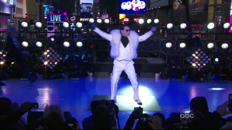 PSY Perform Gangnam Style With MC Hammer (New Year's Rockin Eve 2013)