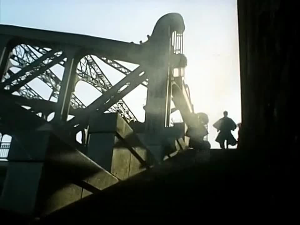 Видео на стене