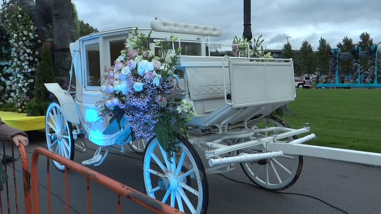 26.09 2021г.Санкт-Петербург. Выставка цветочных арт-объектов у «Газпром Арены»