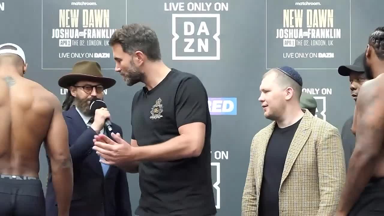 Дуэль взглядов 🔥