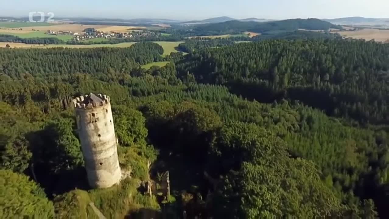 Krajinou příběhů českých hradů známých i neznámých