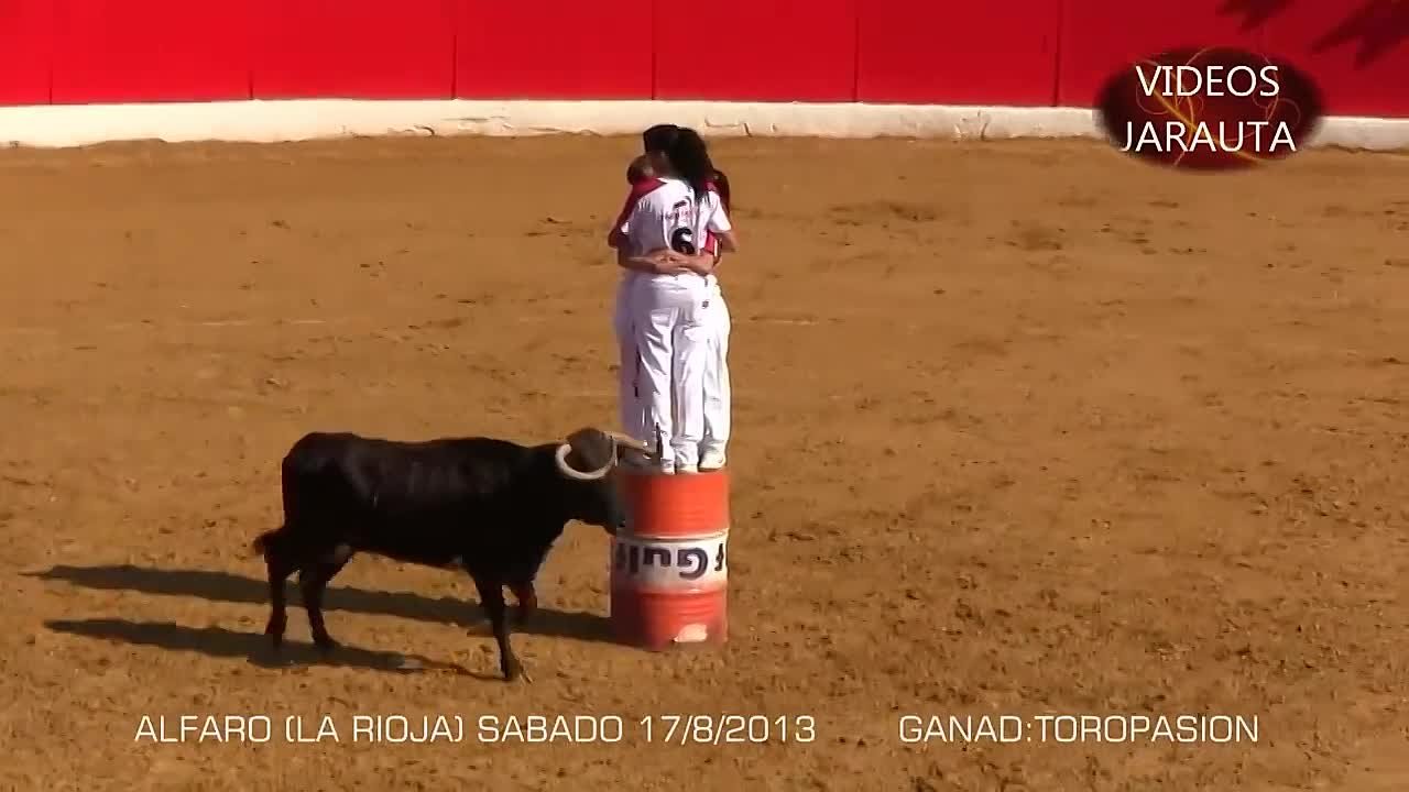 ALFARO (LARIOJA) CHICAS RECORTADORAS (SÁBADO 17 AGOSTO 2013) TOROPASION.