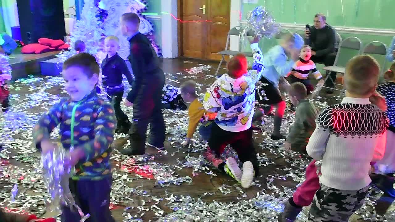Новогодняя развлекательная программа для детей до 8 лет «Хвойный замес» (0+) в Котласском Дворце Культуры ( 04.01.2024 г. )