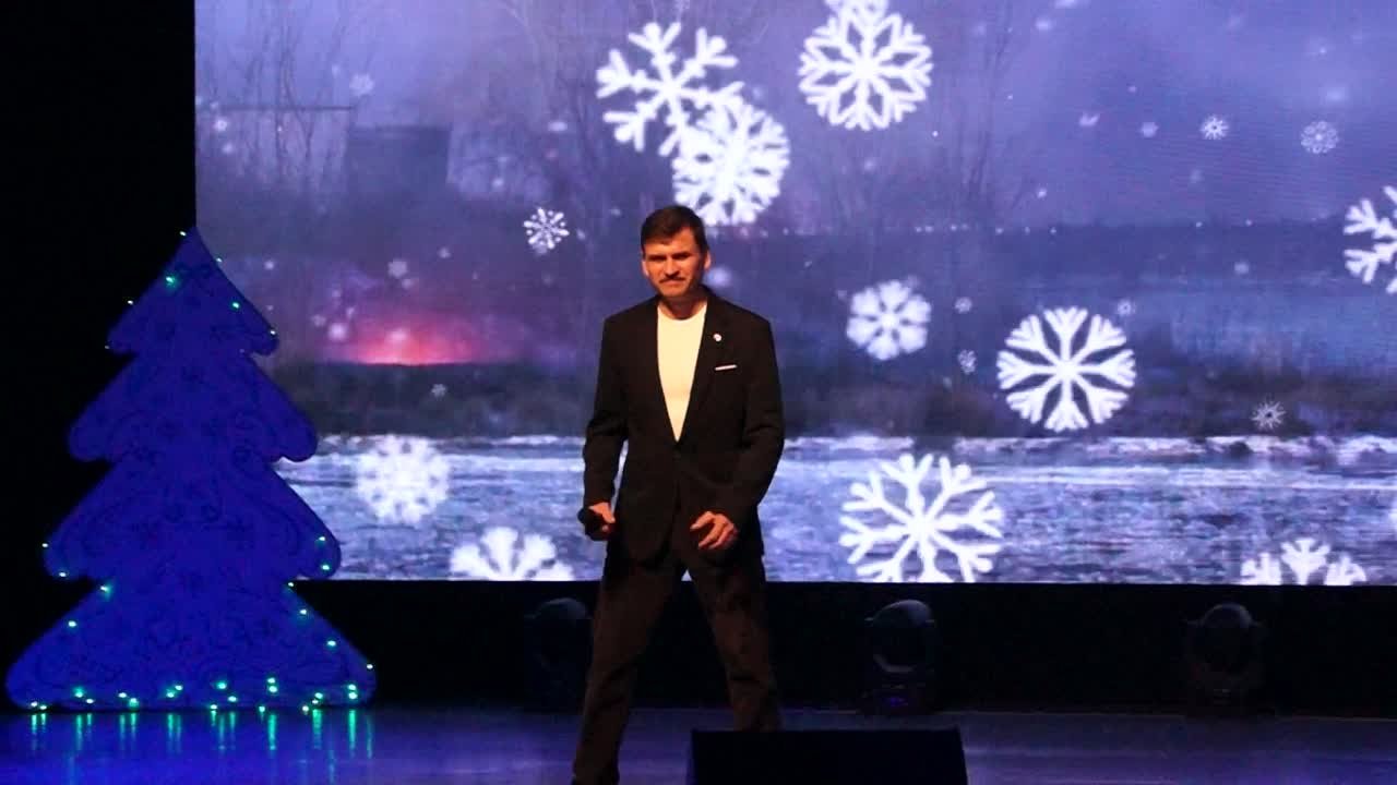 Праздничная концертная программа «Полёт в Новогодье» с участием разных коллективов и солистов города (6+) в Котласском Дворце ку