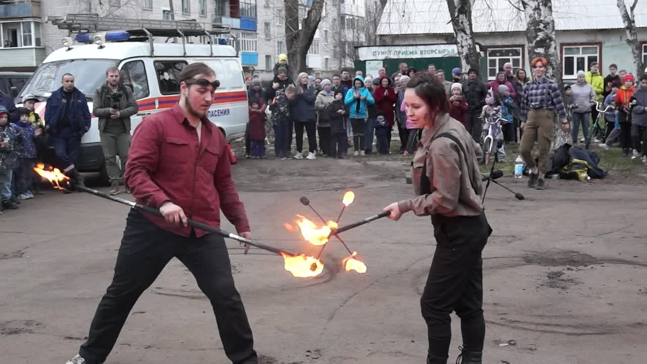 Выступление Ярославского Театра огня "Piligrims" в Котласе ( территория ЛДК и бульвар у самолёта ) 06.05.2022 г.