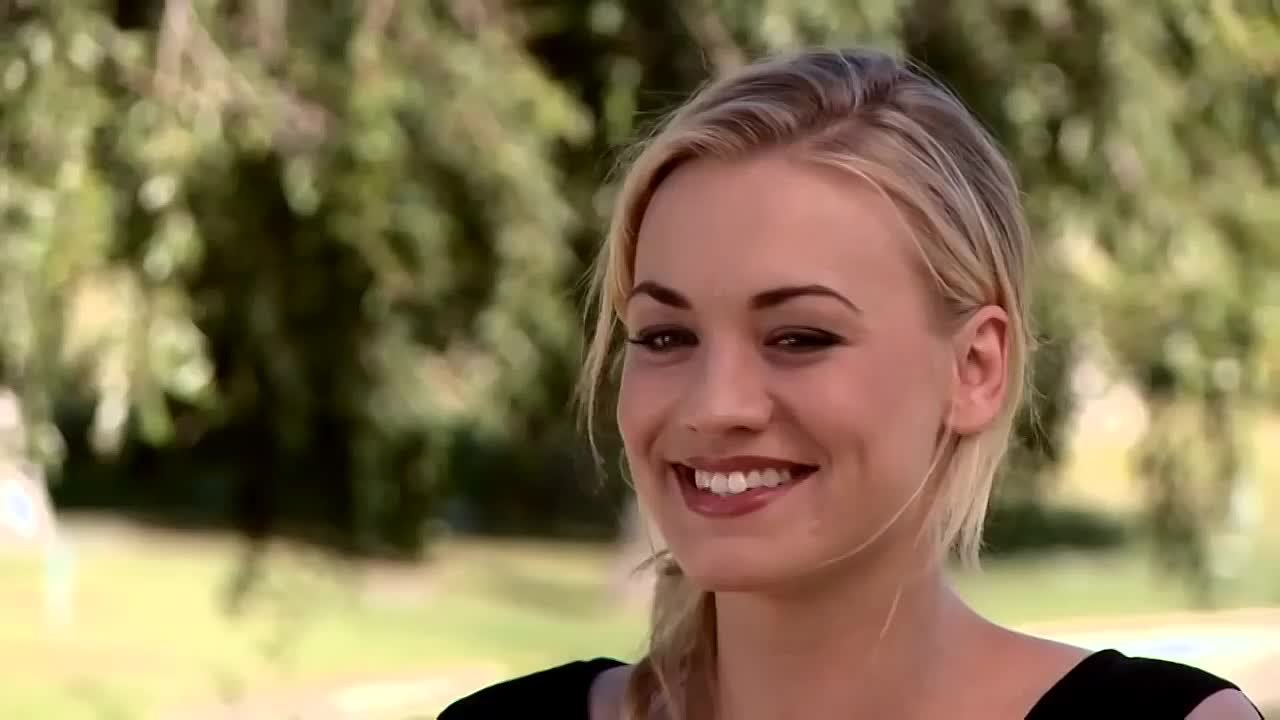 Yvonne Strahovski Dexter