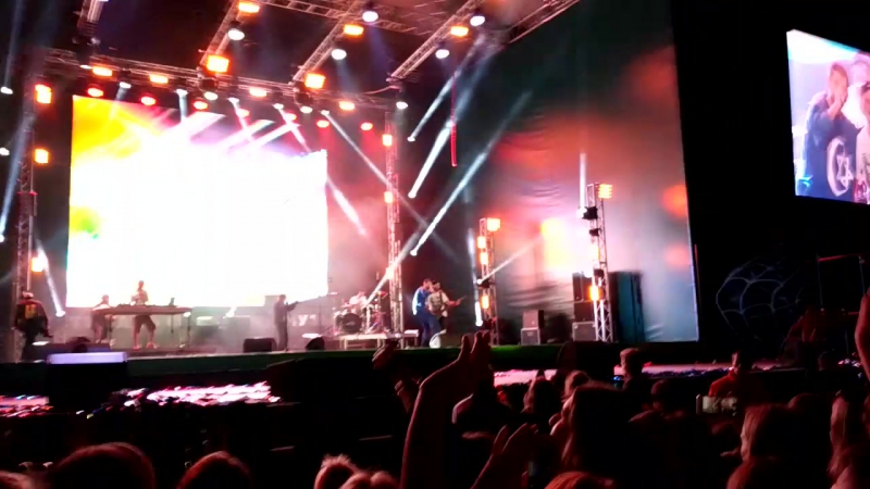 Россия любит футбол. Концерт Дельфина и Noize MC