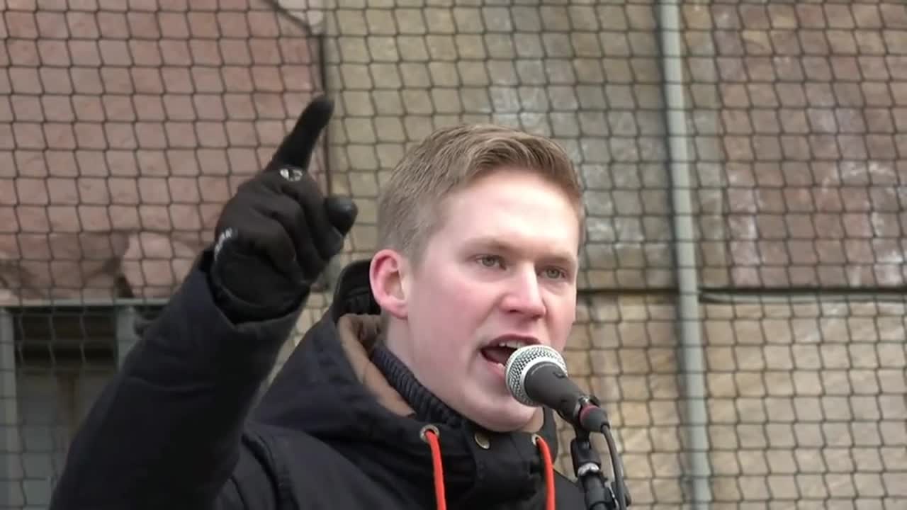 Julius Blomberg talar på Mynttorget 10 mars 2019