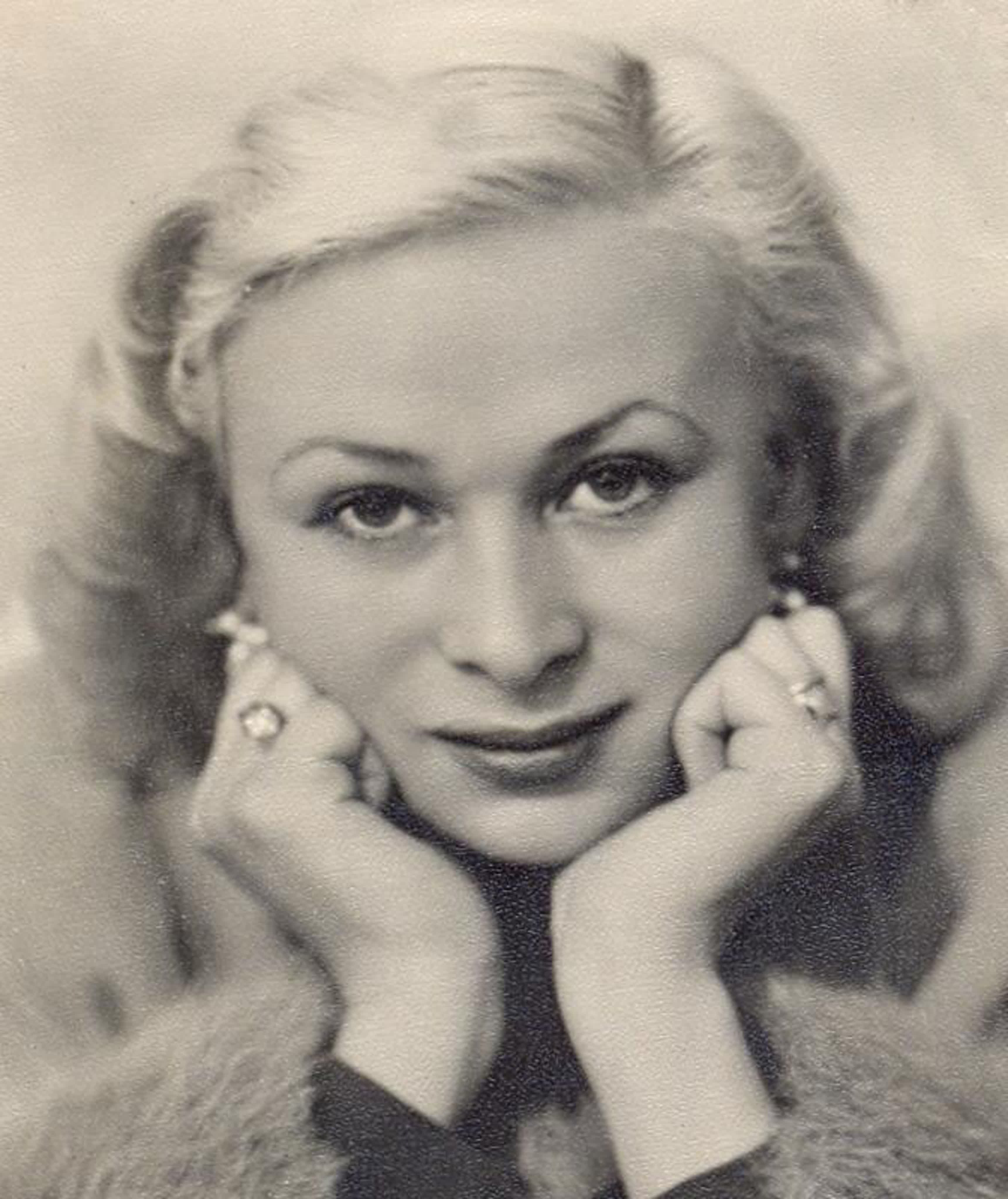 Валентина Серова (23.12.1917 - 11.12.1975)  советская актриса театра и кино; заслуженная артистка РСФСР (1946), лауреат Сталинск