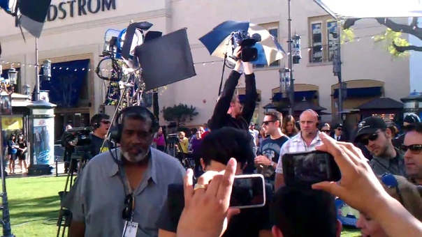 Extra TV: The Grove, Los Angeles, California, 09.02.2011