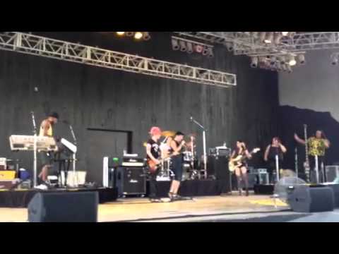 Выступление Адама Ламберта на Six Flags Fiesta, San Antonio, Texas, 26.07.2012