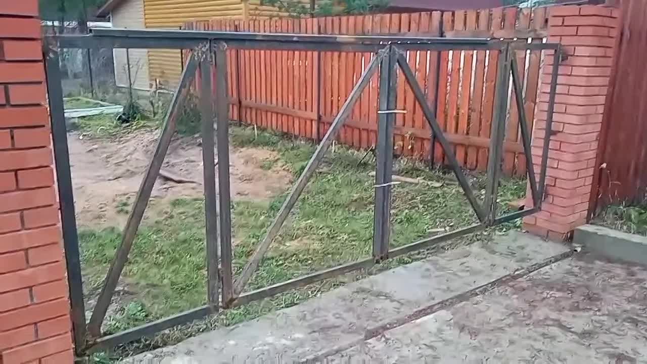 Столбы из кирпича для распашных ворот.