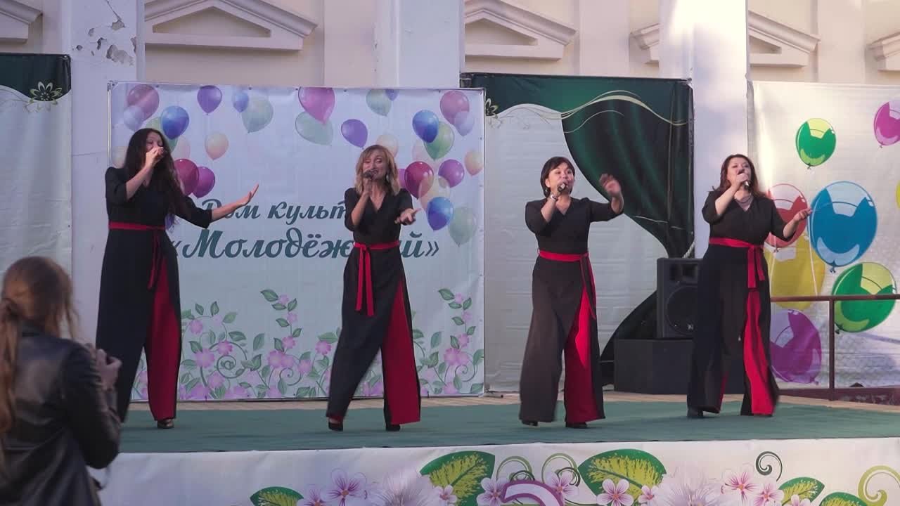 Праздничные гуляния.