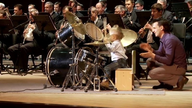 3х летний малыш с духовым оркестром