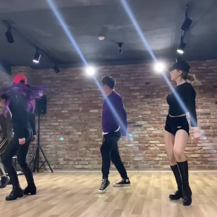 Танцы.