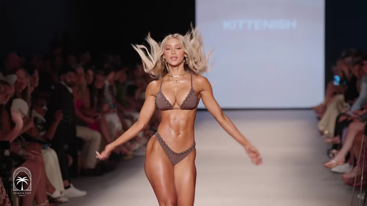 Видео с девушками бикини